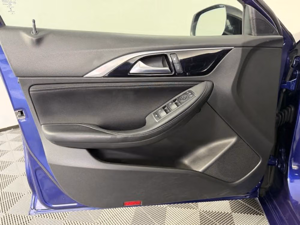 2017 INFINITI QX30 Base Crossover Image 32