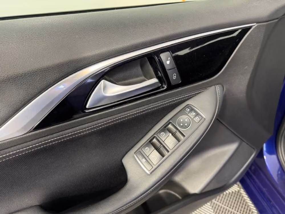2017 INFINITI QX30 Base Crossover Image 33