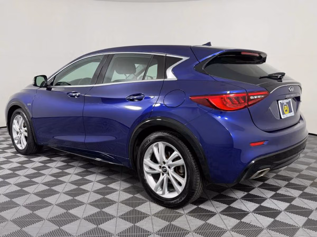2017 INFINITI QX30 Base Crossover Image 12