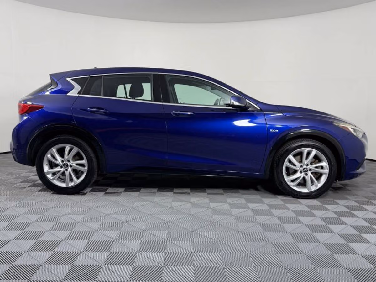 2017 INFINITI QX30 Base Crossover Image 7