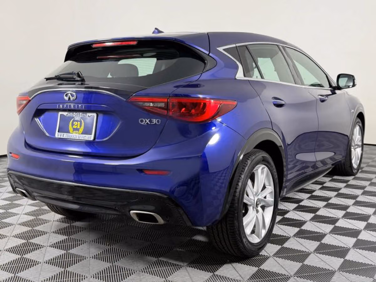 2017 INFINITI QX30 Base Crossover Image 8