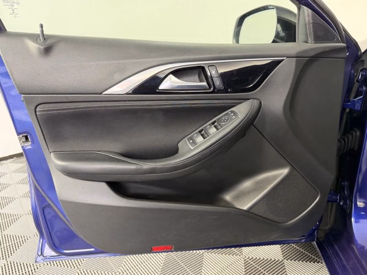 2017 INFINITI QX30 Base Crossover Image 32