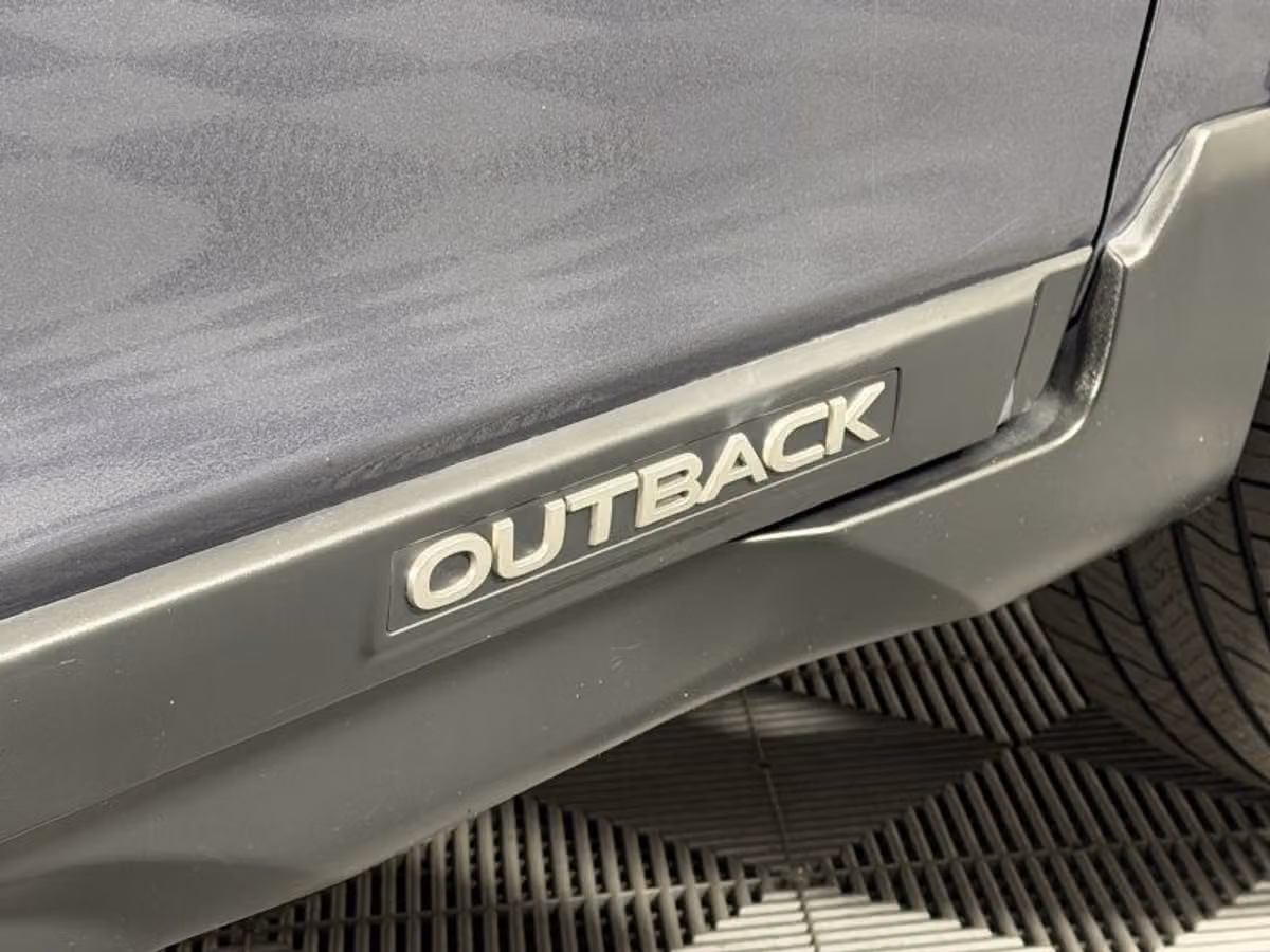 2017 Subaru Outback 2.5i Limited Crossover Image 16