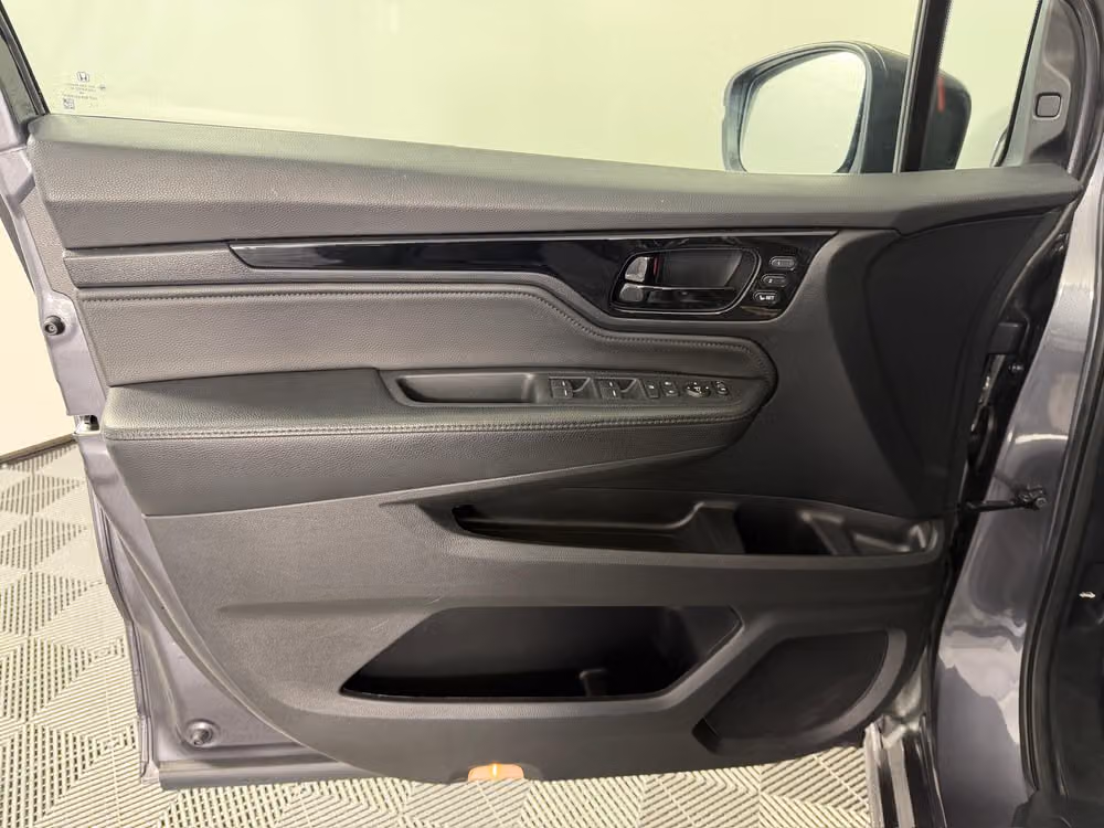 2021 Honda Odyssey Touring Passenger Image 18