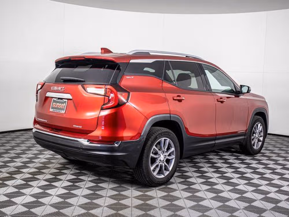 2023 GMC Terrain SLT Image 3