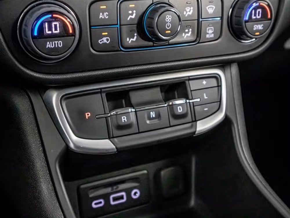2023 GMC Terrain SLT Image 25