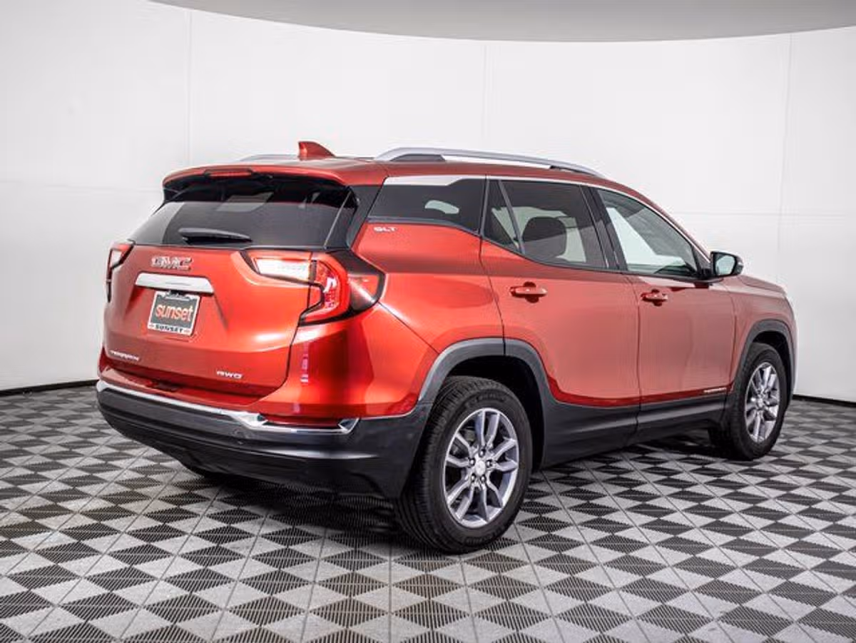 2023 GMC Terrain SLT Image 3