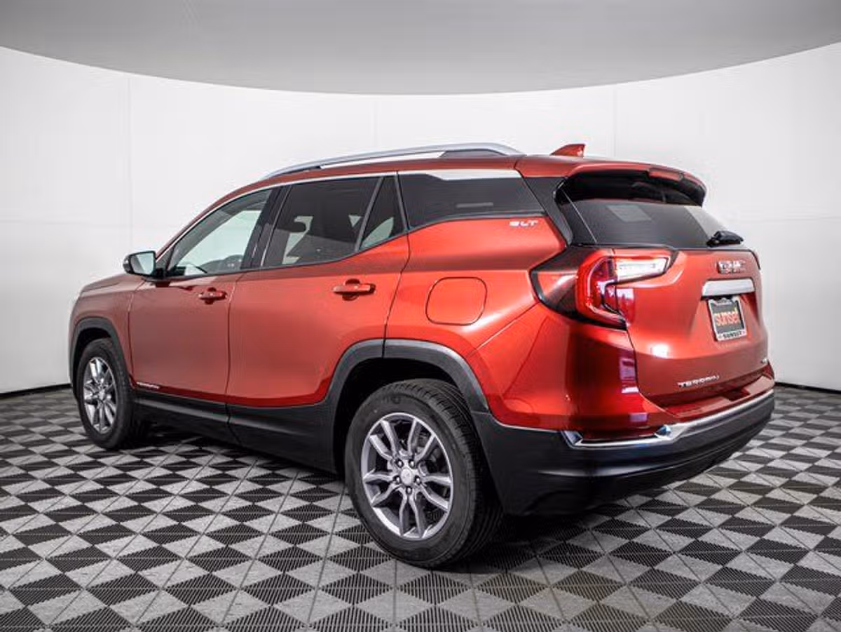2023 GMC Terrain SLT Image 5