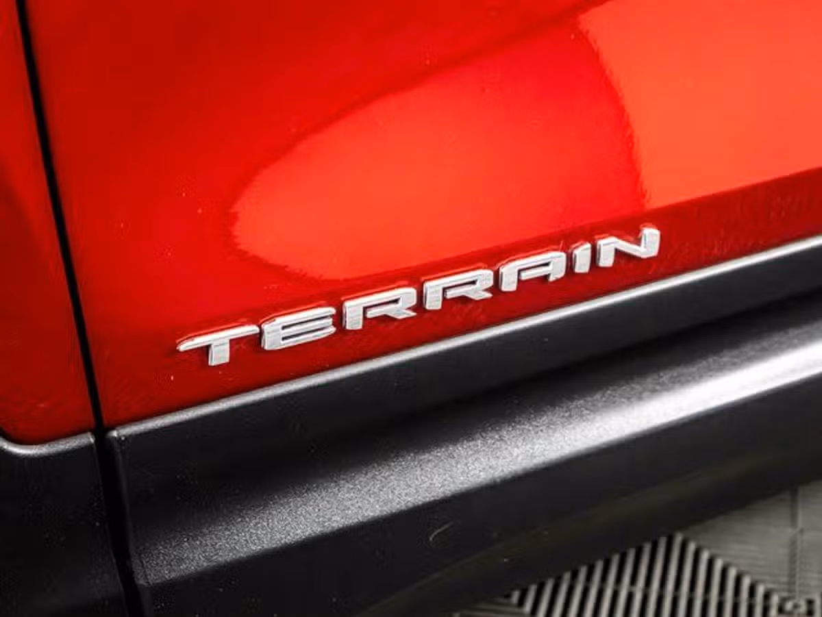2023 GMC Terrain SLT Image 9