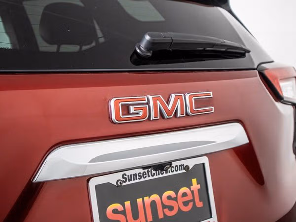 2023 GMC Terrain SLT Image 10