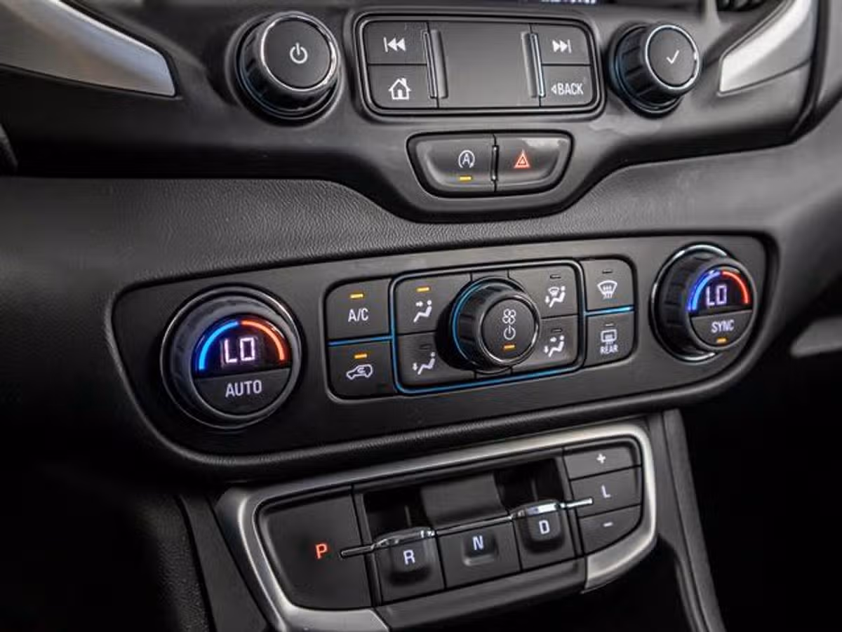 2023 GMC Terrain SLT Image 24