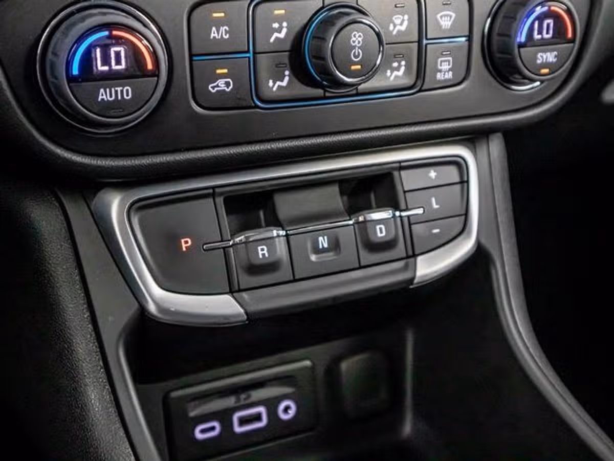 2023 GMC Terrain SLT Image 25
