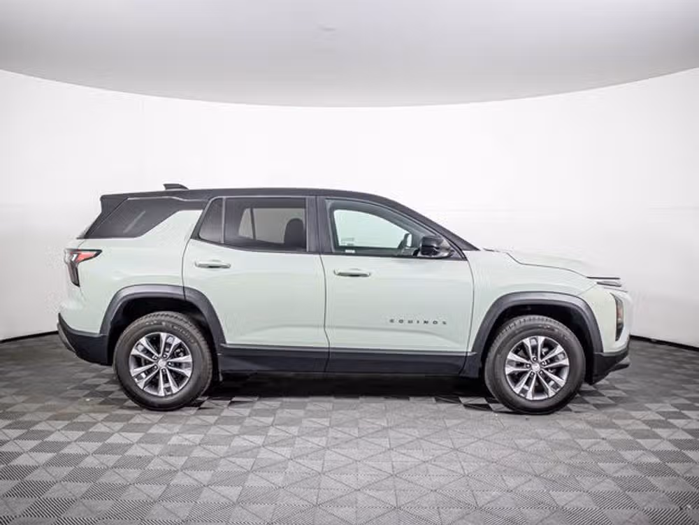 2026 Chevrolet Equinox LT Image 2