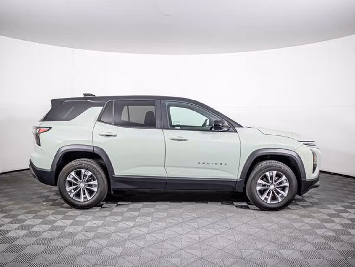 2026 Chevrolet Equinox LT Image 2