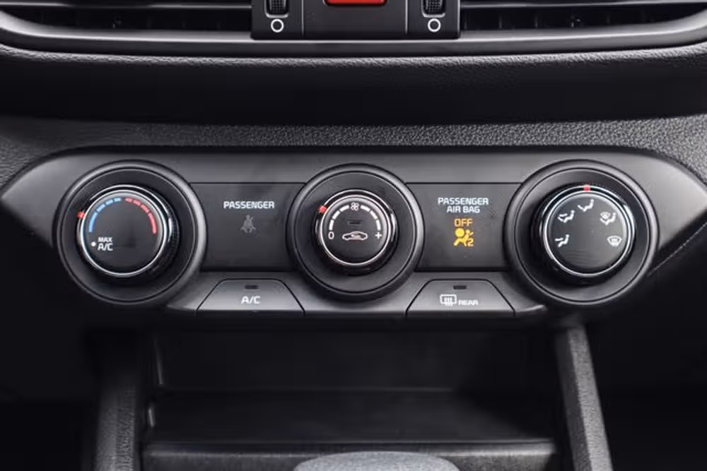 2023 Kia Forte LXS Image 18