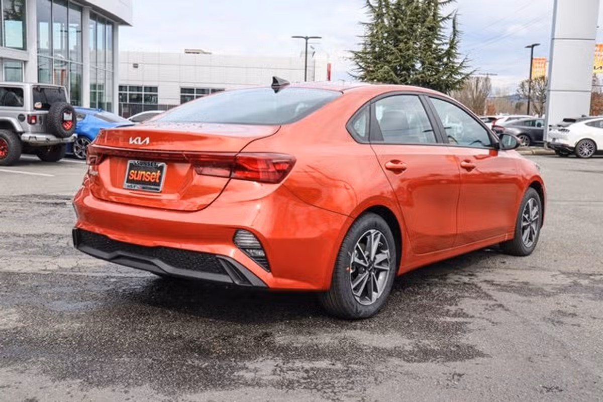 2023 Kia Forte LXS Image 3