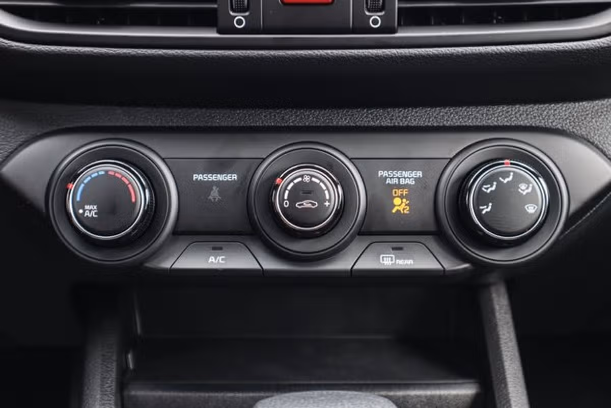 2023 Kia Forte LXS Image 18