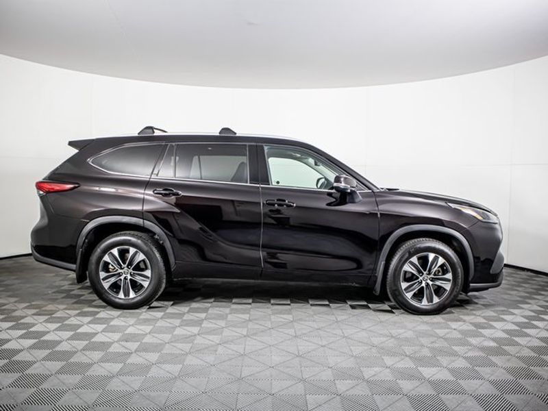 2022 Toyota Highlander XLE Upper Image 2