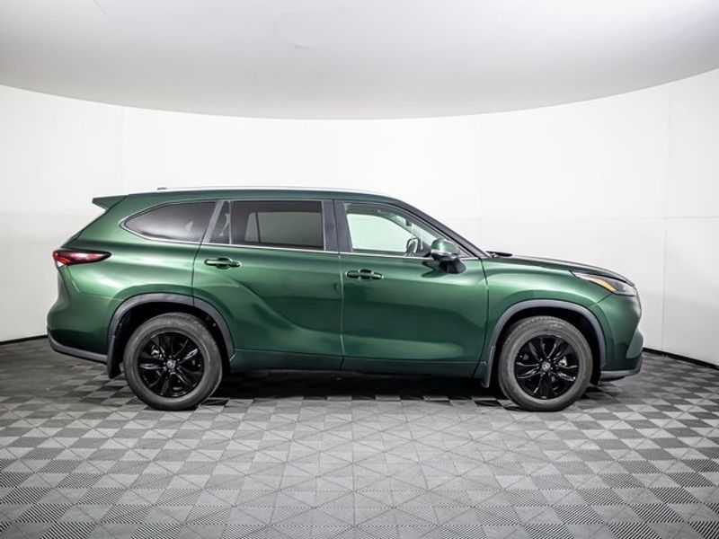 2024 Toyota Highlander XLE Upper Image 2