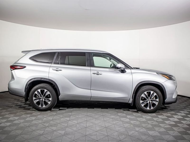 2024 Toyota Highlander XLE Upper Image 2
