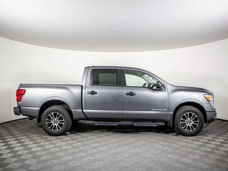 2022 Nissan Titan SV Crew Cab Upper Image 2