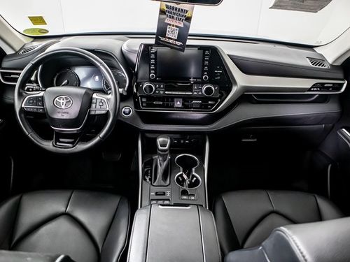 2020 Toyota Highlander XLE Lower Image 3