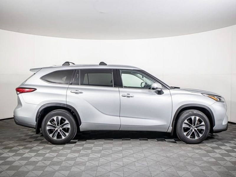 2020 Toyota Highlander XLE Upper Image 2
