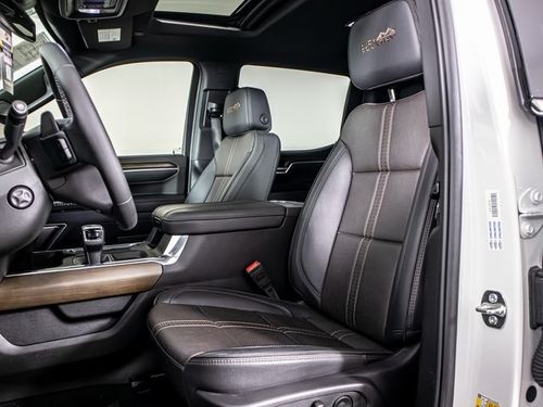 2025 Chevrolet Silverado 1500 High Country Crew Cab Lower Image 2