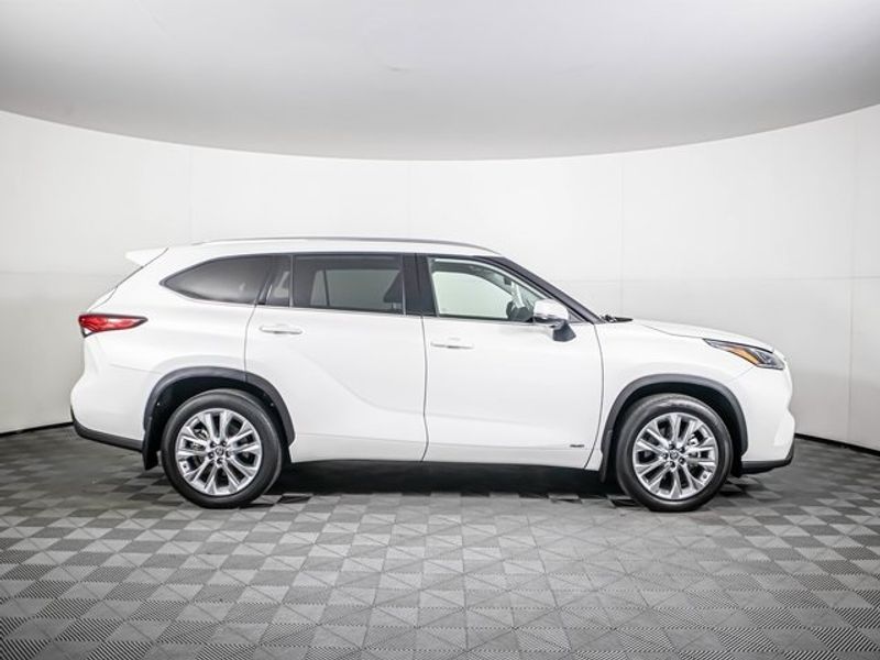 2022 Toyota Highlander Hybrid Limited Upper Image 2