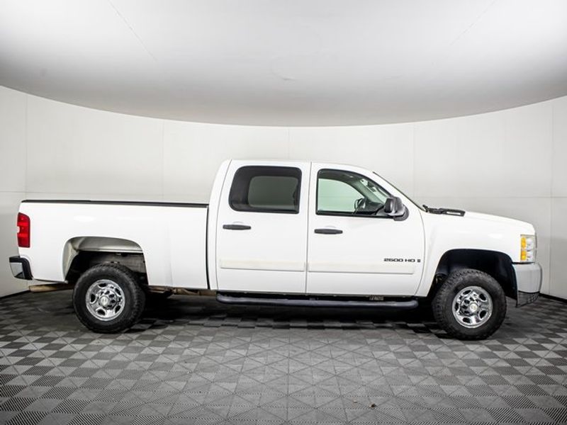 2008 Chevrolet Silverado 2500HD LT Crew Cab Upper Image 2