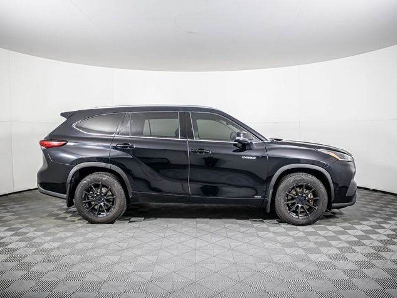 2021 Toyota Highlander Hybrid XLE Upper Image 2