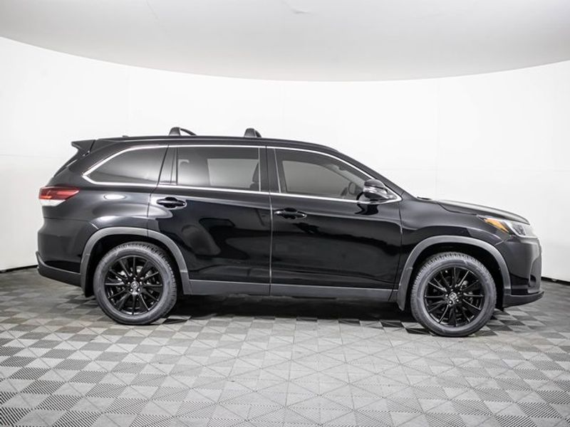 2019 Toyota Highlander SE Upper Image 2