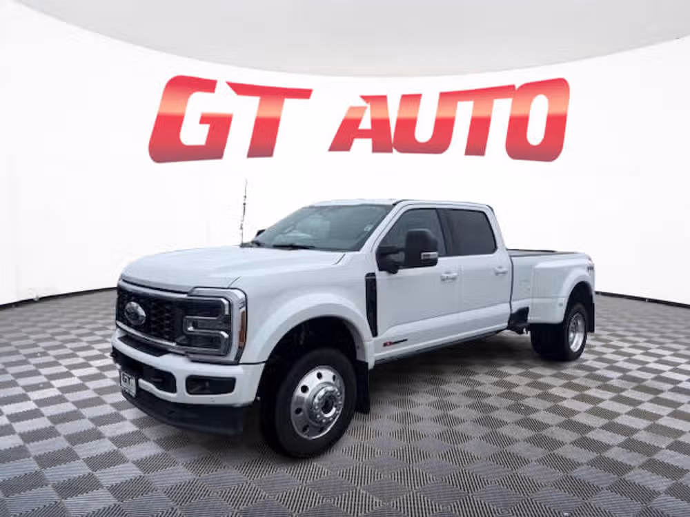 2025 Ford F-450 Super Duty Platinum Image 3