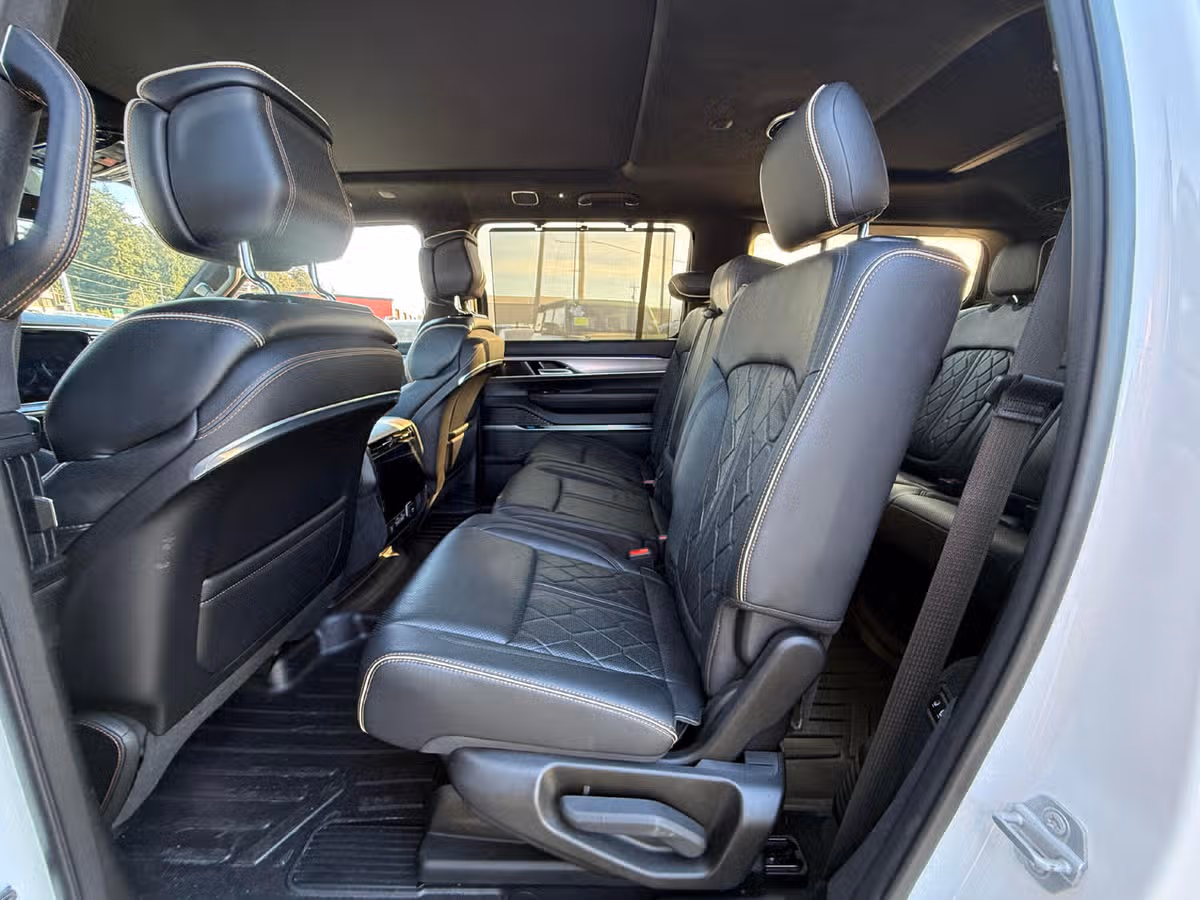 2023 Jeep Grand Wagoneer Series III Image 8