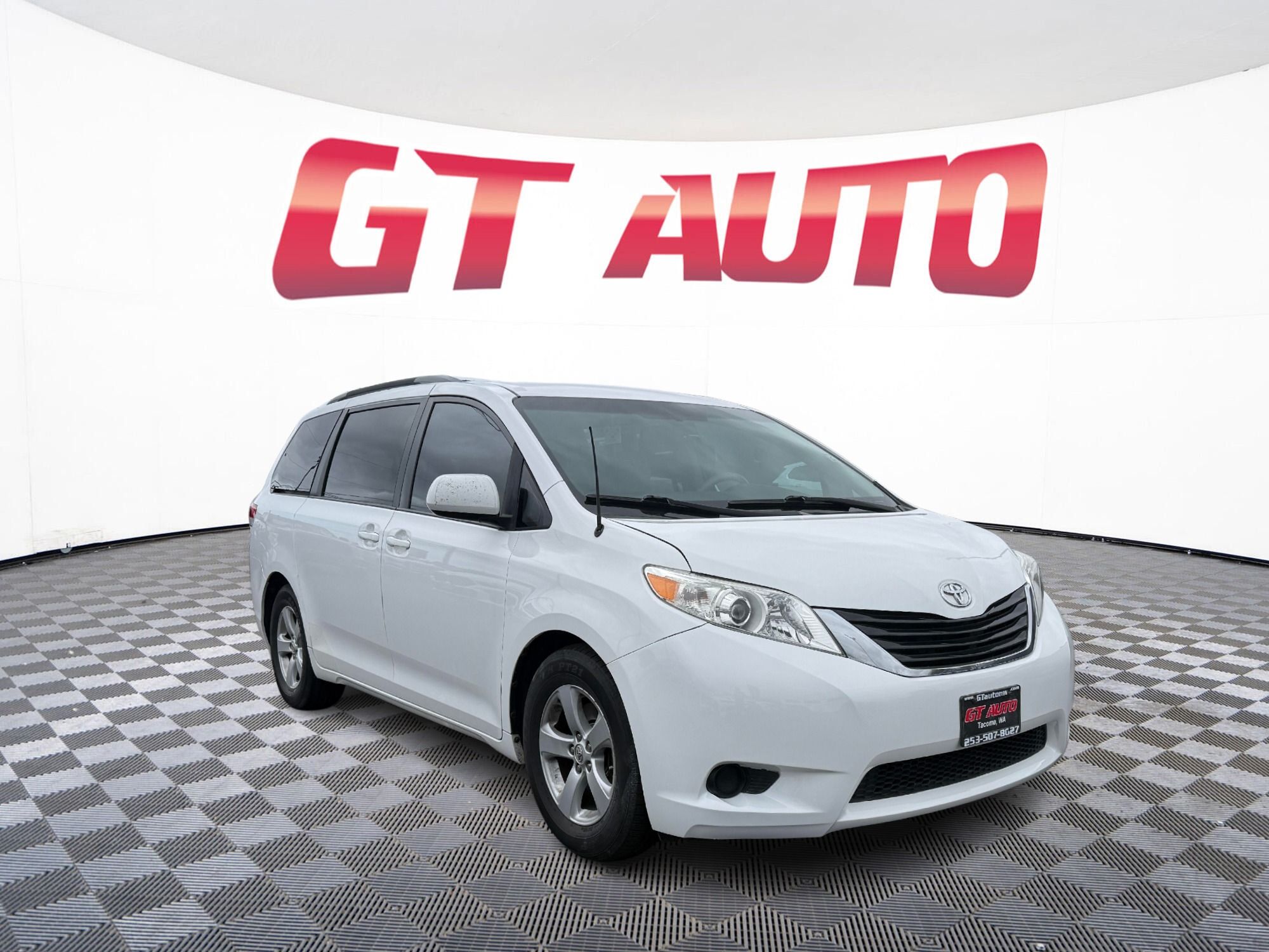 2014 Toyota Sienna LE V6 7-Passenger Access Seat's photo