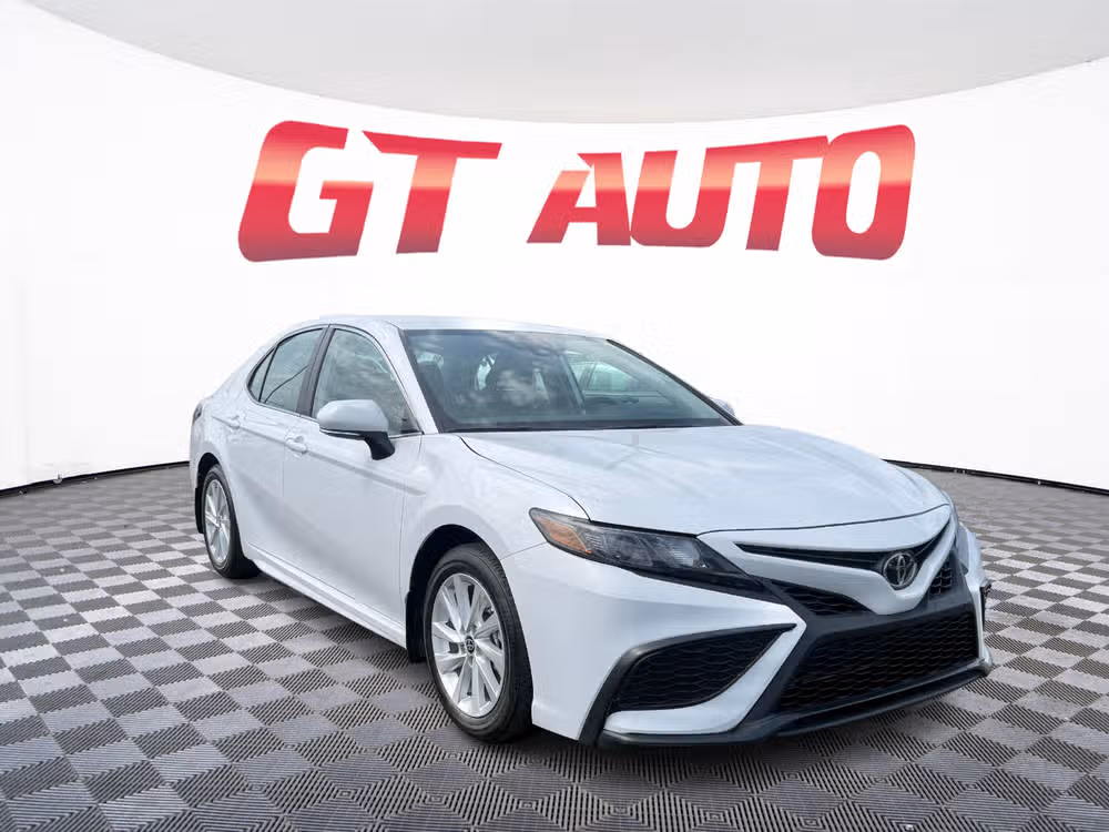 2024 Toyota Camry SE's photo