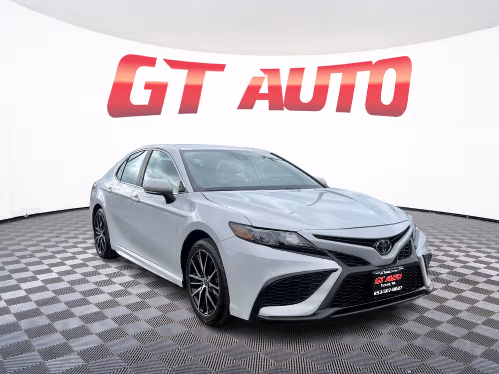 2024 Toyota Camry SE's photo