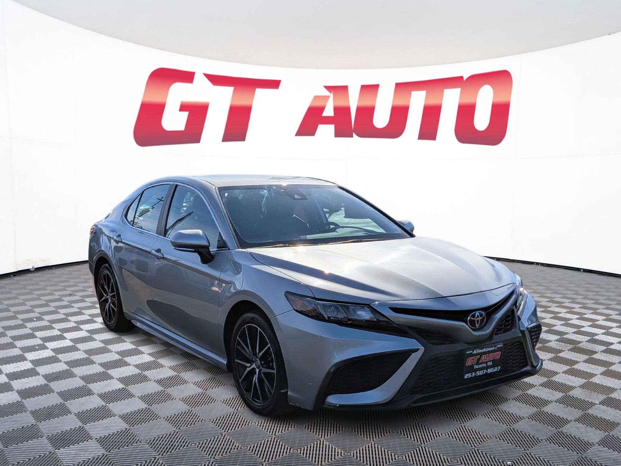 2024 Toyota Camry SE's photo
