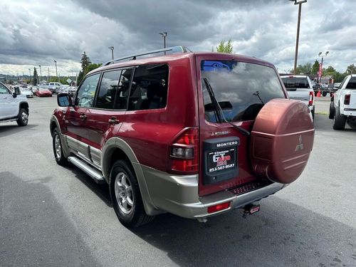2002 Mitsubishi Montero Limited Lower Image 3