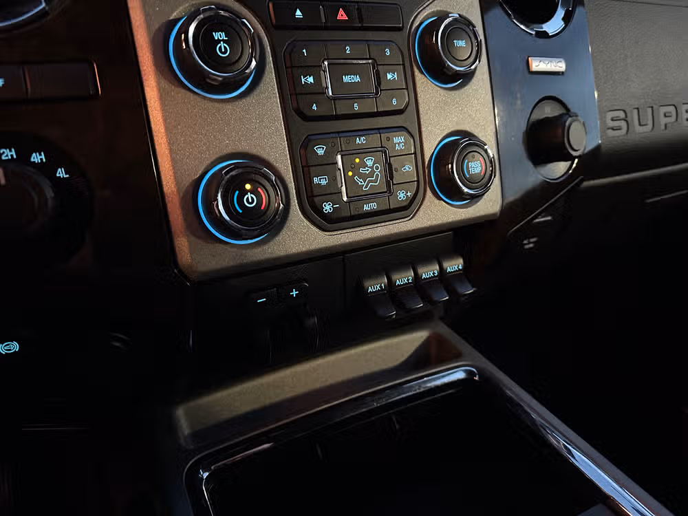 2016 Ford F-350 Super Duty Platinum Crew Cab Image 24