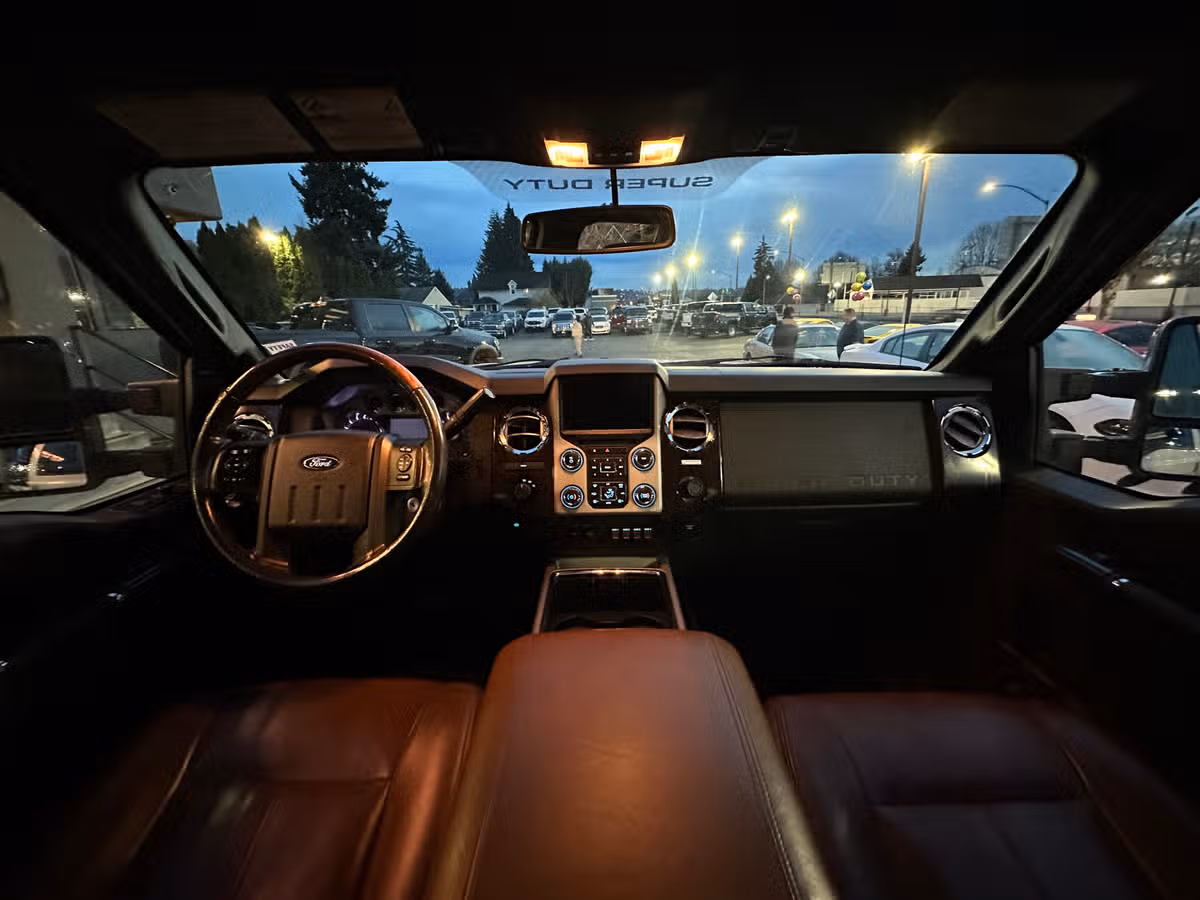 2016 Ford F-350 Super Duty Platinum Crew Cab Image 9