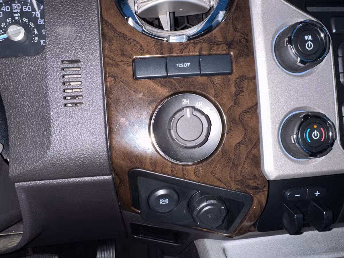2016 Ford F-350 Super Duty Platinum Crew Cab Image 25