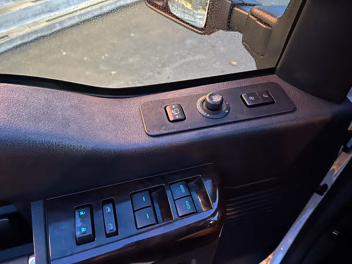 2016 Ford F-350 Super Duty Platinum Crew Cab Image 31