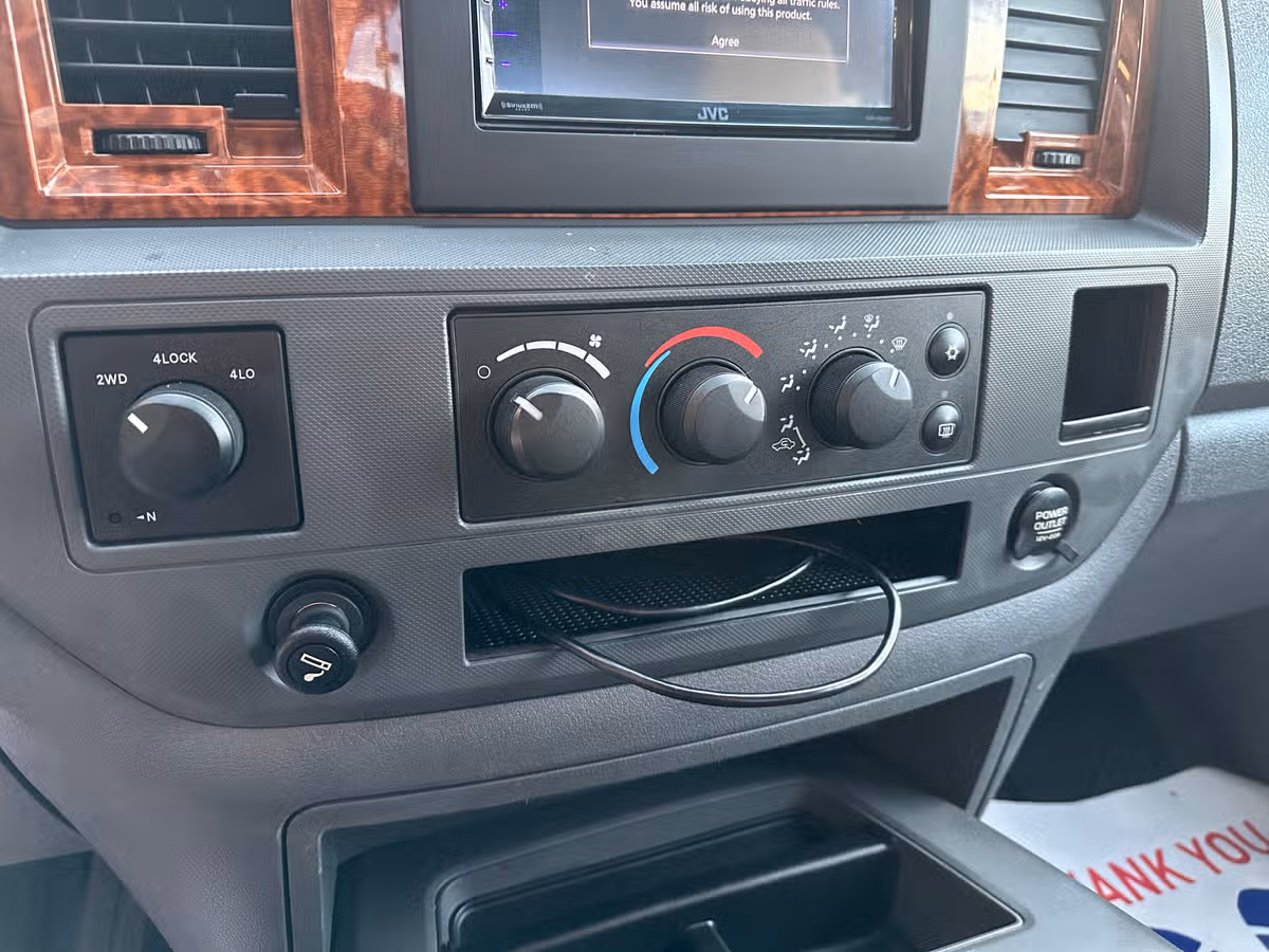 2006 Dodge Ram 1500 ST Pickup 4D 6 1/4 ft Quad Cab Image 24