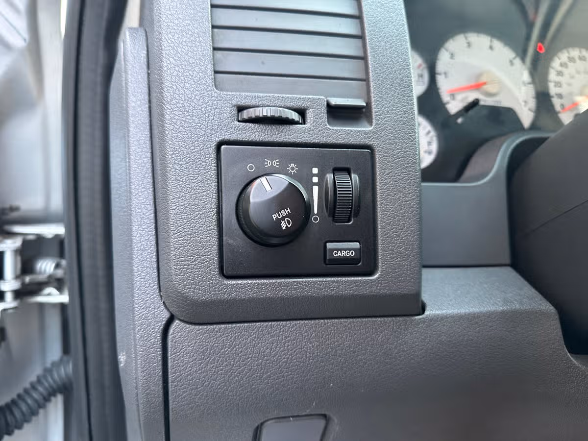 2006 Dodge Ram 1500 ST Pickup 4D 6 1/4 ft Quad Cab Image 28