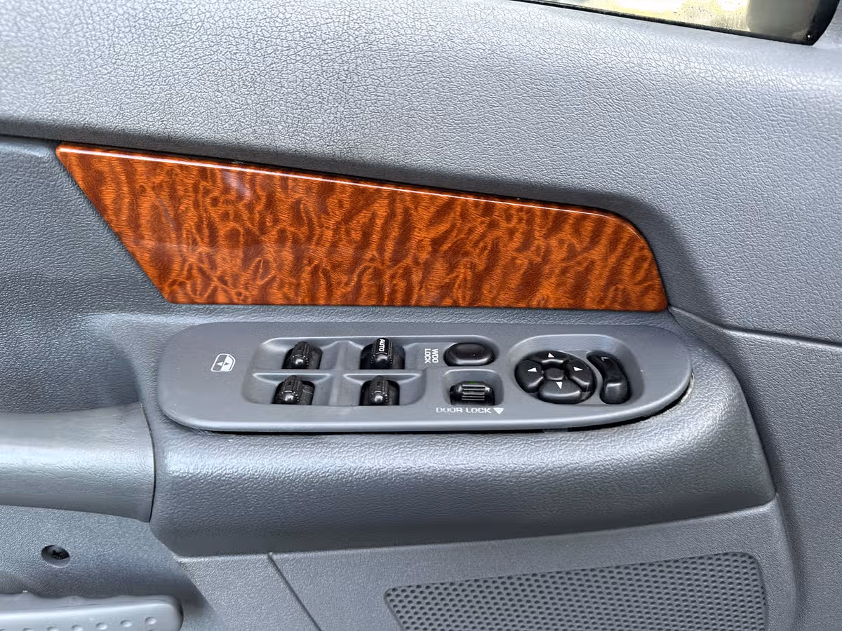 2006 Dodge Ram 1500 ST Pickup 4D 6 1/4 ft Quad Cab Image 30
