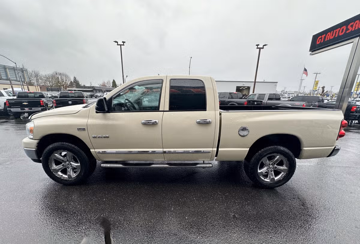 2008 Dodge Ram 1500 SLT Pickup 4D 6 1/4 ft Quad Cab Image 4