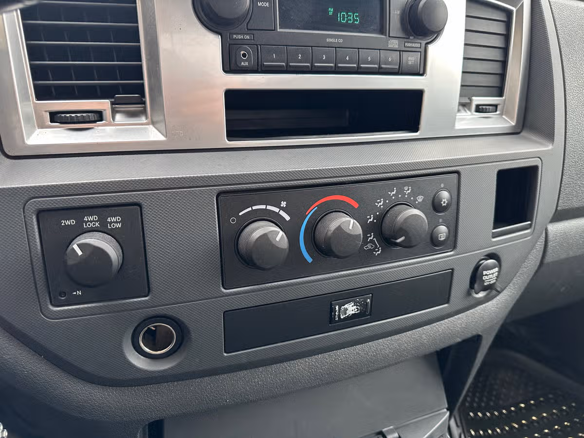 2008 Dodge Ram 1500 SLT Pickup 4D 6 1/4 ft Quad Cab Image 23