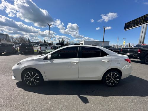 2018 Toyota Corolla SE Lower Image 2