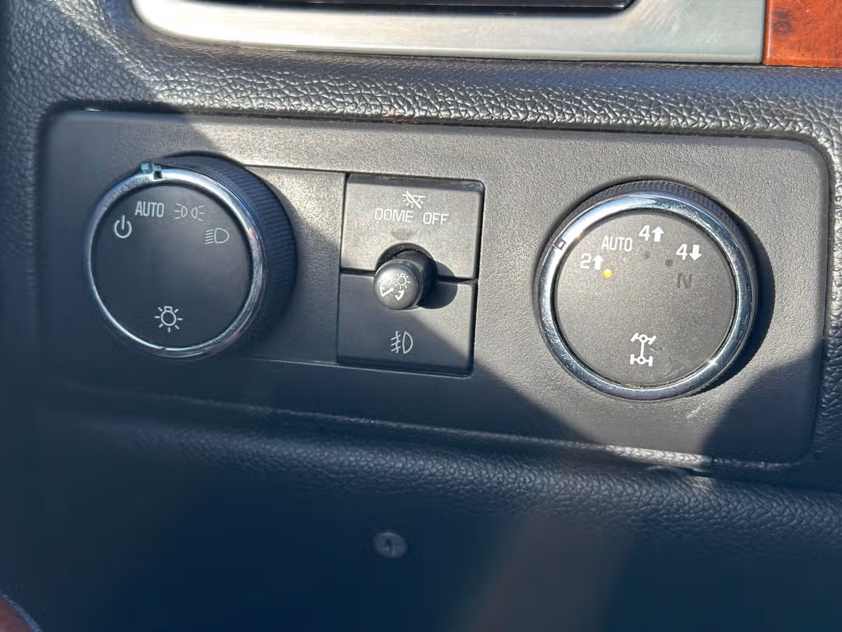 2010 Chevrolet Silverado 1500 LTZ Crew Cab Image 31
